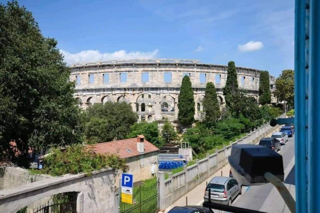 Colloseum View From The Apartment Pula Exteriör bild